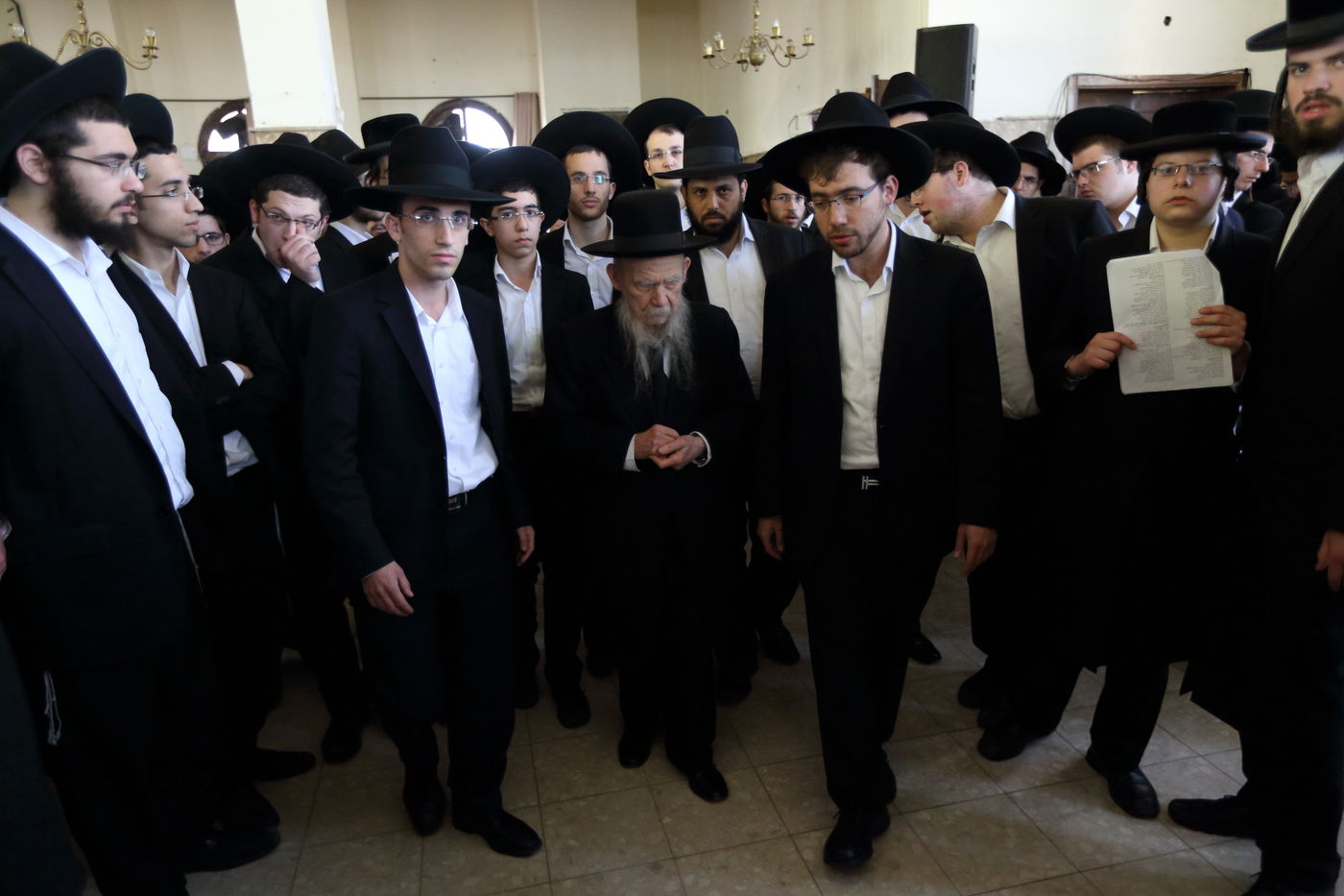 בדמע וכאב: אלפים נפרדו מראש ישיבת פוניבז'