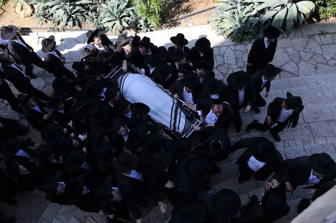 בדמע וכאב: אלפים נפרדו מראש ישיבת פוניבז'