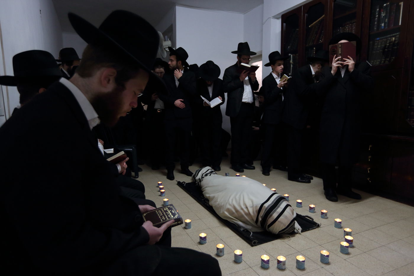 בדמע וכאב: אלפים נפרדו מראש ישיבת פוניבז'