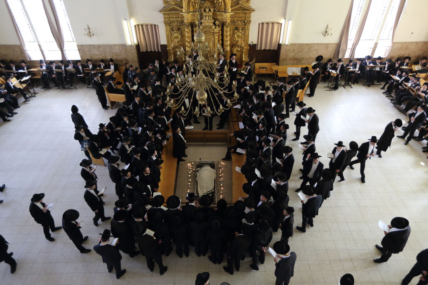 בדמע וכאב: אלפים נפרדו מראש ישיבת פוניבז'