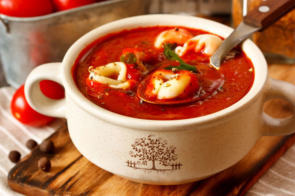 מרק טורטליני עם עגבניות ובזיליקום