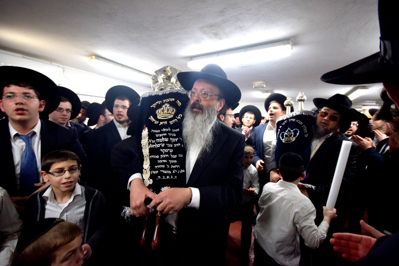 צפו: הכומר שהתגייר תרם ספר תורה לבית הכנסת