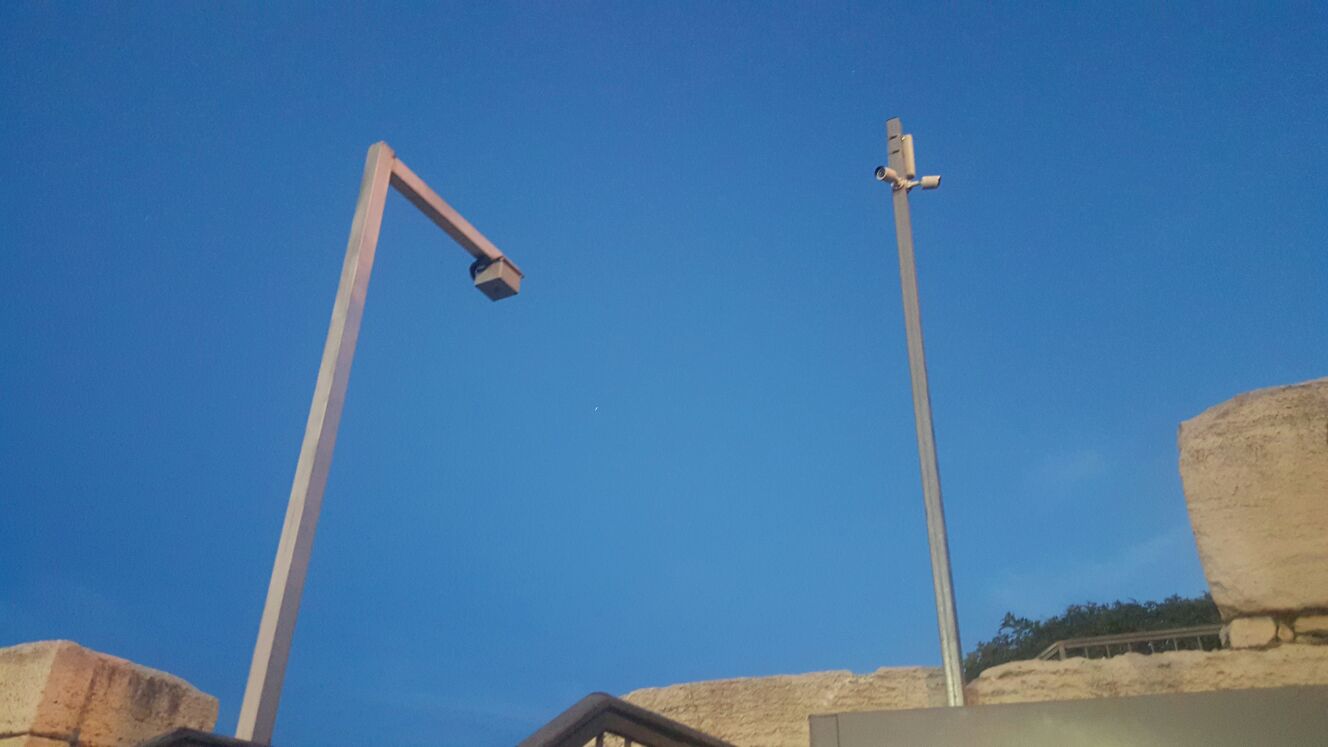 "גלאי הראשים" (משמאל) לא פעיל בשבת, אבל זה לא הפריע למאבטחים לטעון שהוא כן כדי למנוע מדתיים להיכנס למתחם