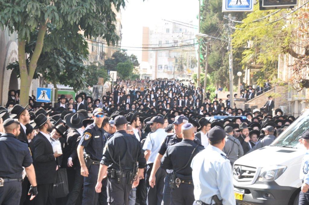תיעוד מקיף: אלפים בהלווית ראש הישיבה הגרח"ש ליבוביץ זצ"ל