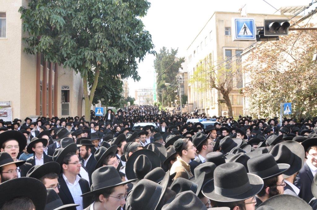 תיעוד מקיף: אלפים בהלווית ראש הישיבה הגרח"ש ליבוביץ זצ"ל