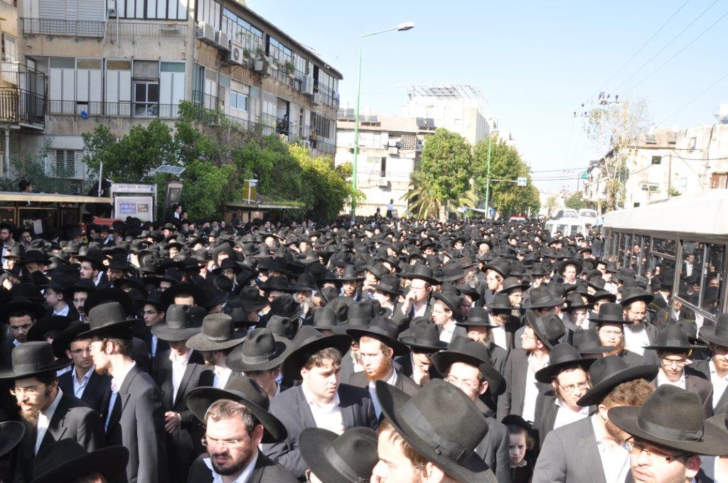 תיעוד מקיף: אלפים בהלווית ראש הישיבה הגרח"ש ליבוביץ זצ"ל
