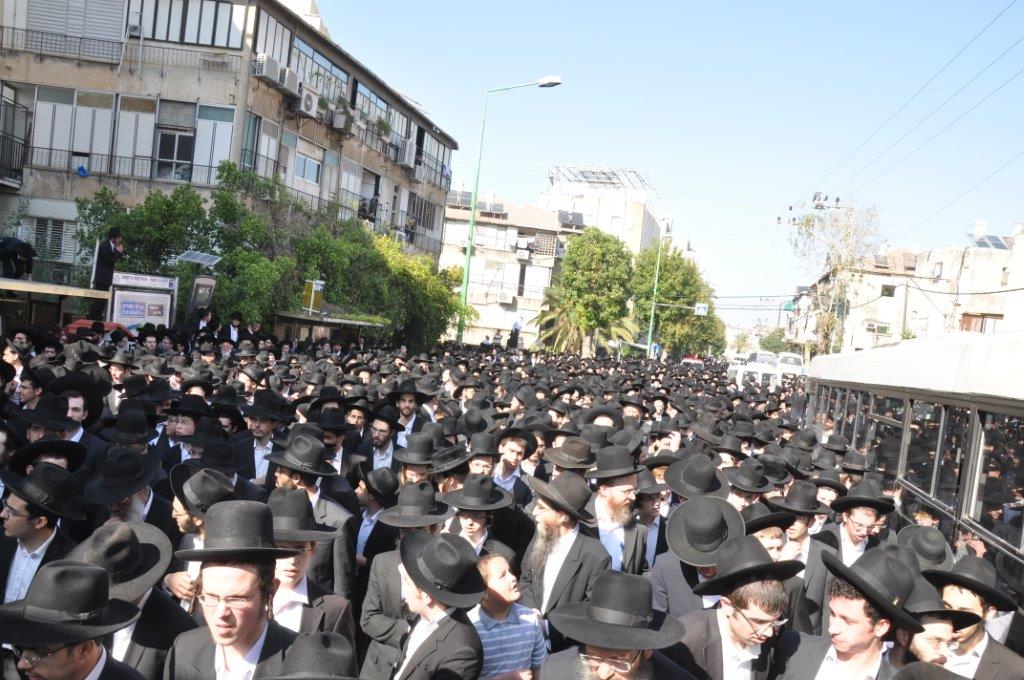 תיעוד מקיף: אלפים בהלווית ראש הישיבה הגרח"ש ליבוביץ זצ"ל