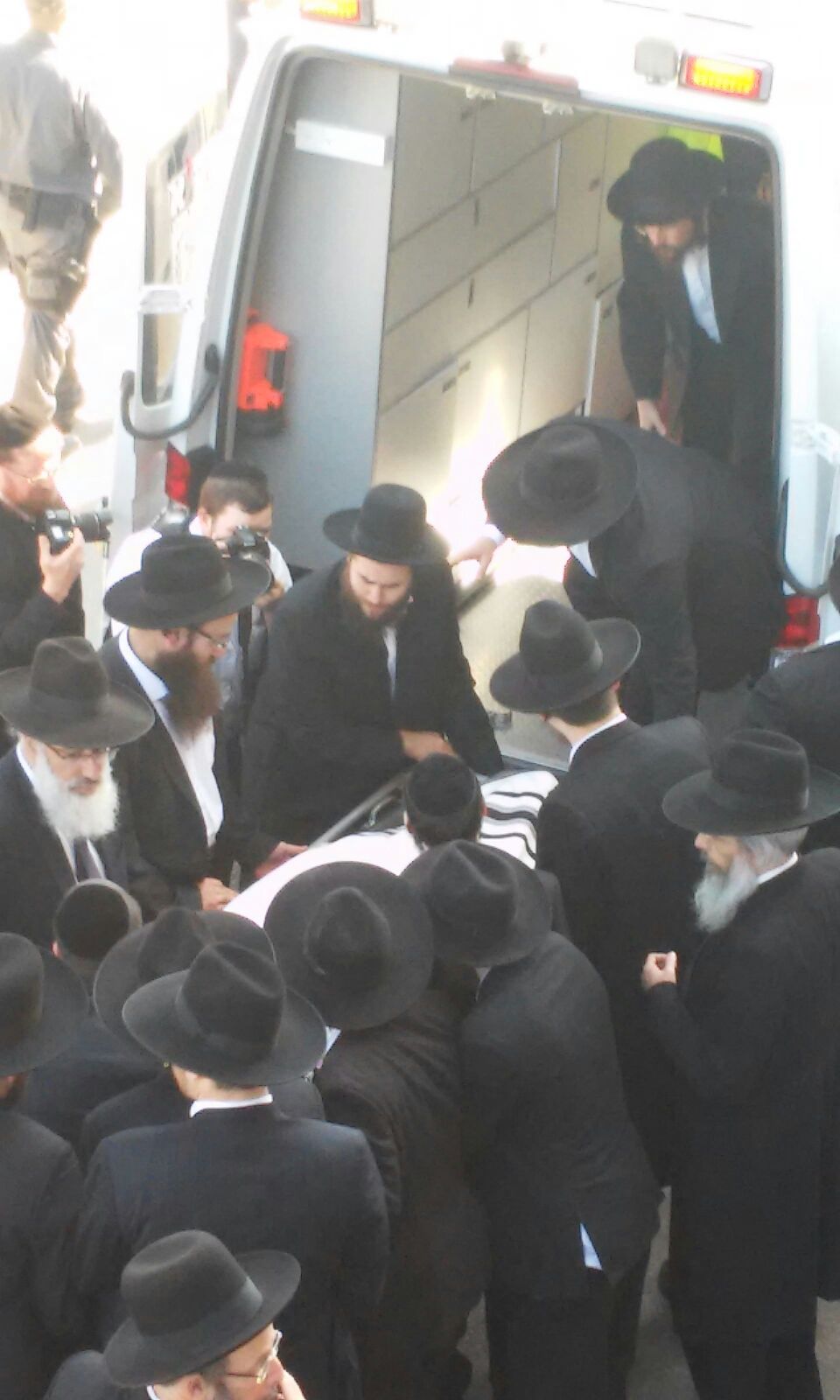 צפו: מיטת הגרח"ש ליבוביץ זצ"ל יוצאת מהיכל הישיבה