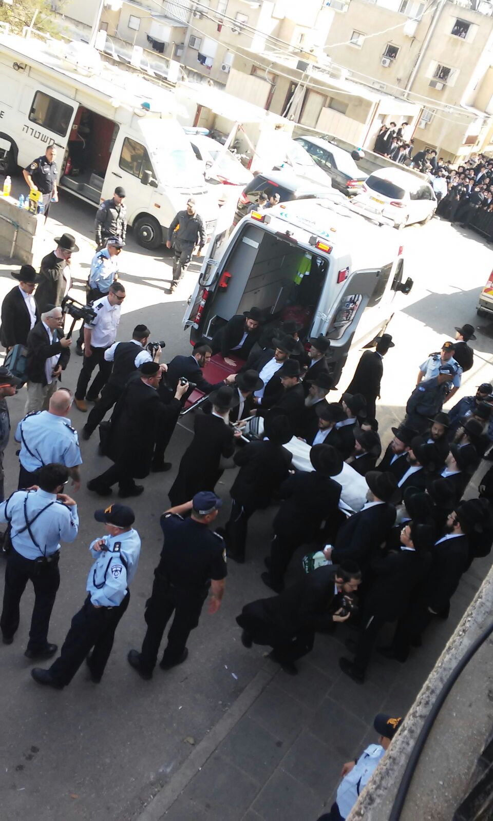 צפו: מיטת הגרח"ש ליבוביץ זצ"ל יוצאת מהיכל הישיבה