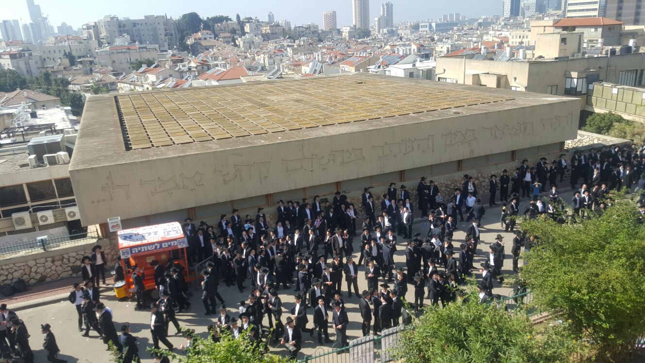 צפו: מיטת הגרח"ש ליבוביץ זצ"ל יוצאת מהיכל הישיבה