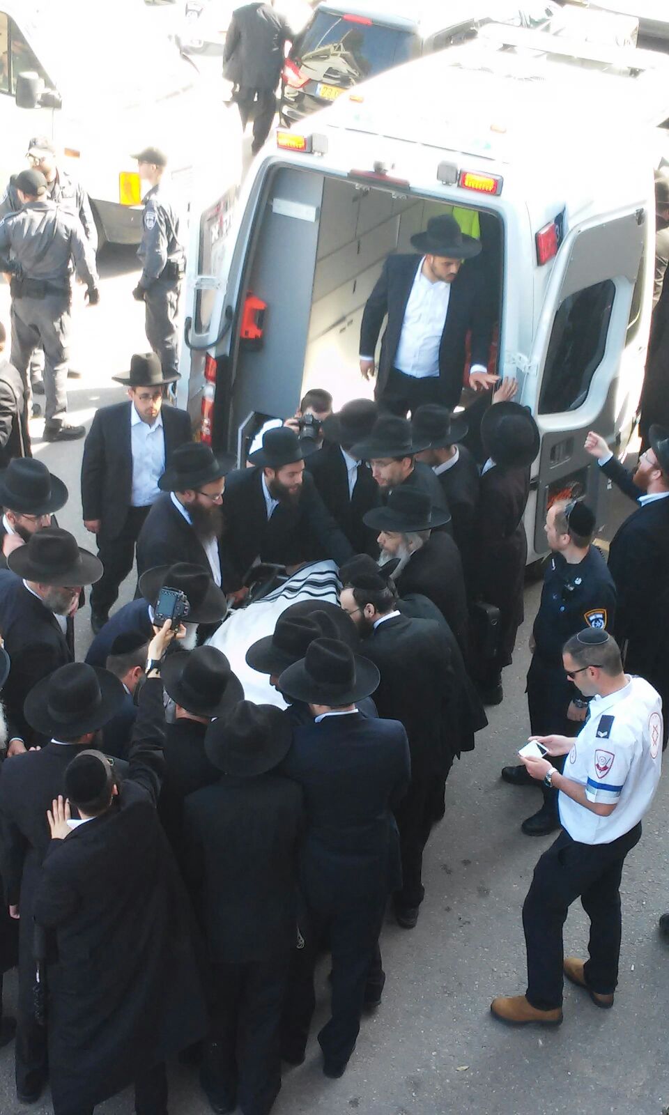 צפו: מיטת הגרח"ש ליבוביץ זצ"ל יוצאת מהיכל הישיבה