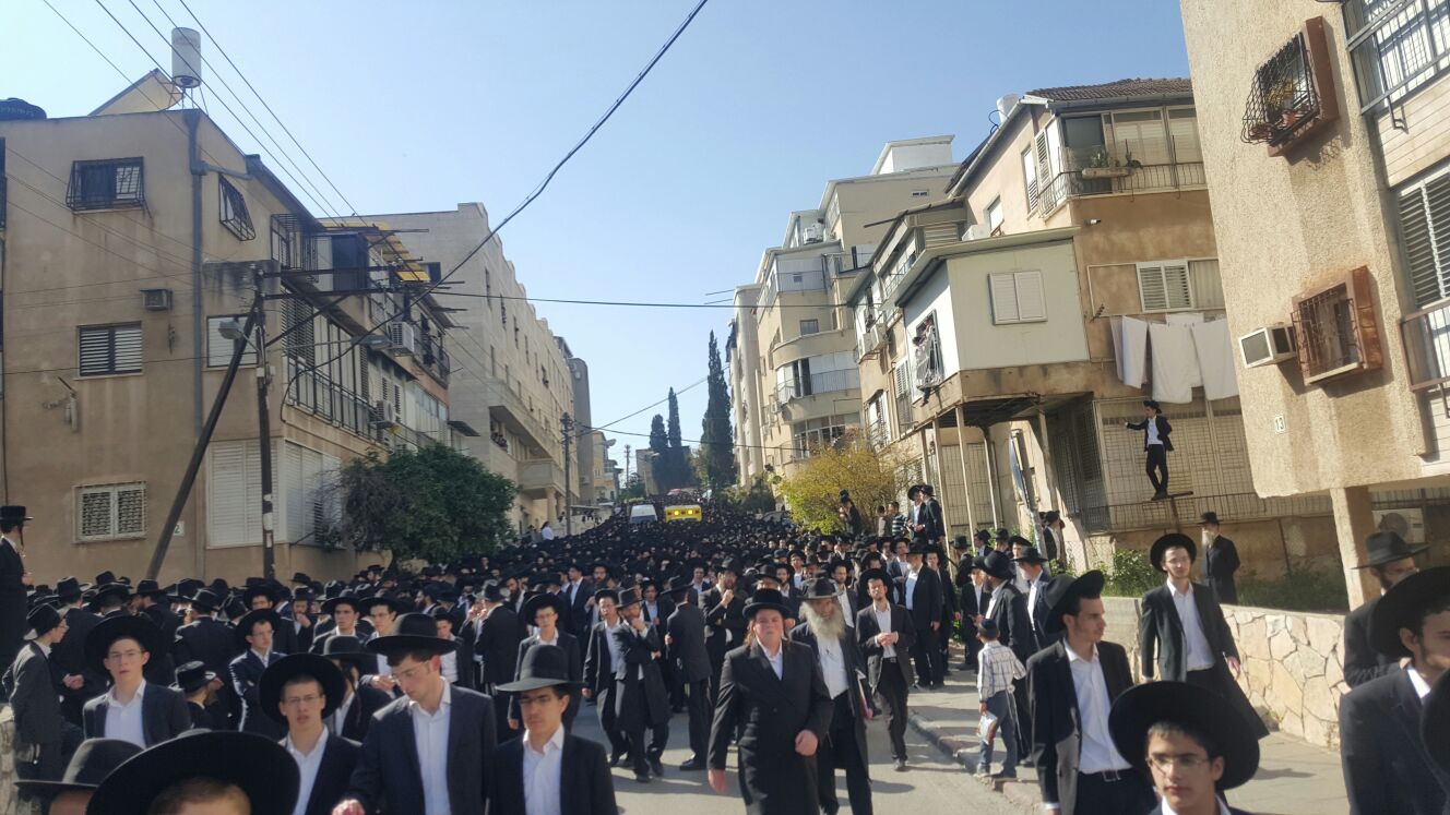 צפו: מיטת הגרח"ש ליבוביץ זצ"ל יוצאת מהיכל הישיבה