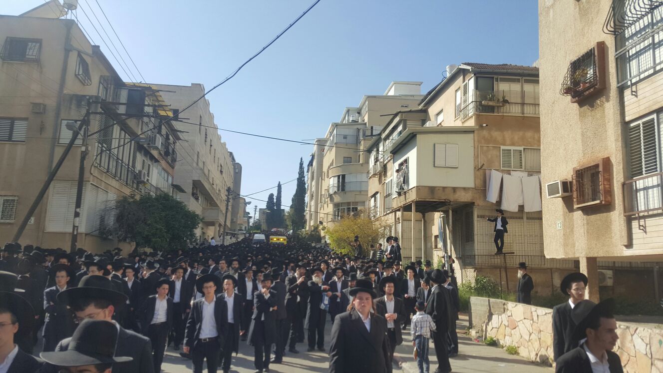 צפו: מיטת הגרח"ש ליבוביץ זצ"ל יוצאת מהיכל הישיבה