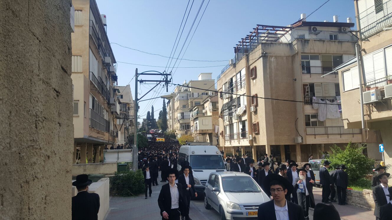 צפו: מיטת הגרח"ש ליבוביץ זצ"ל יוצאת מהיכל הישיבה