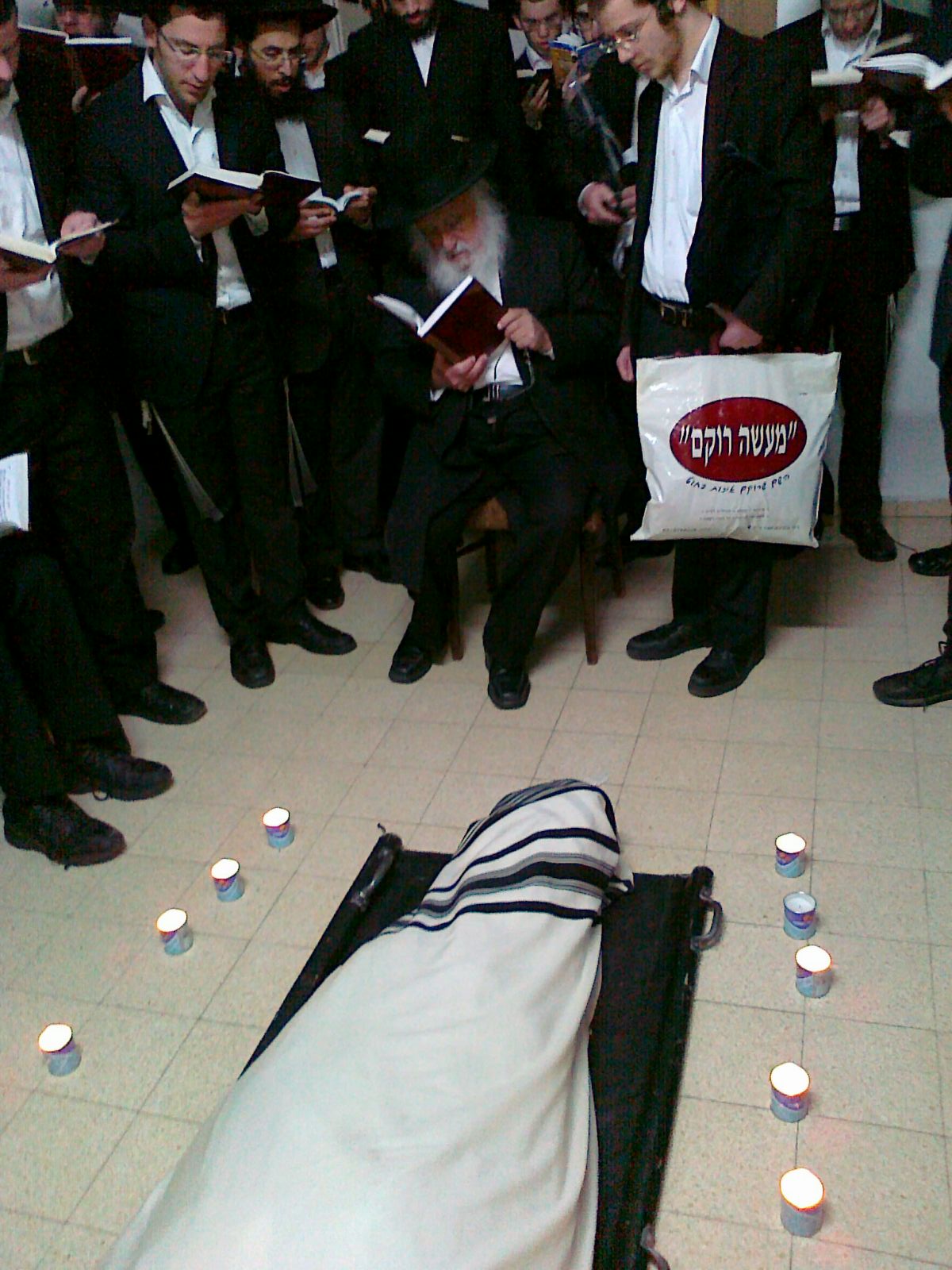 הגרב"ד פוברסקי בתהילים לצד מיטת הגרח"ש ליבוביץ זצ"ל