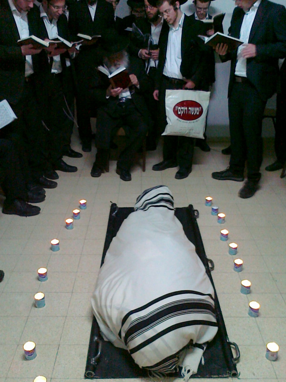 הגרב"ד פוברסקי בתהילים לצד מיטת הגרח"ש ליבוביץ זצ"ל