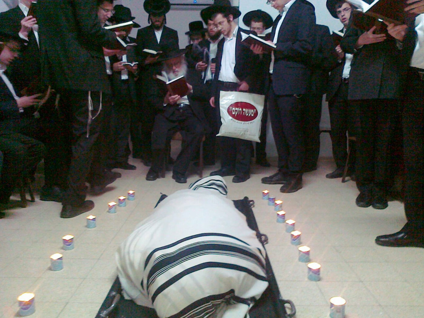 הגרב"ד פוברסקי בתהילים לצד מיטת הגרח"ש ליבוביץ זצ"ל