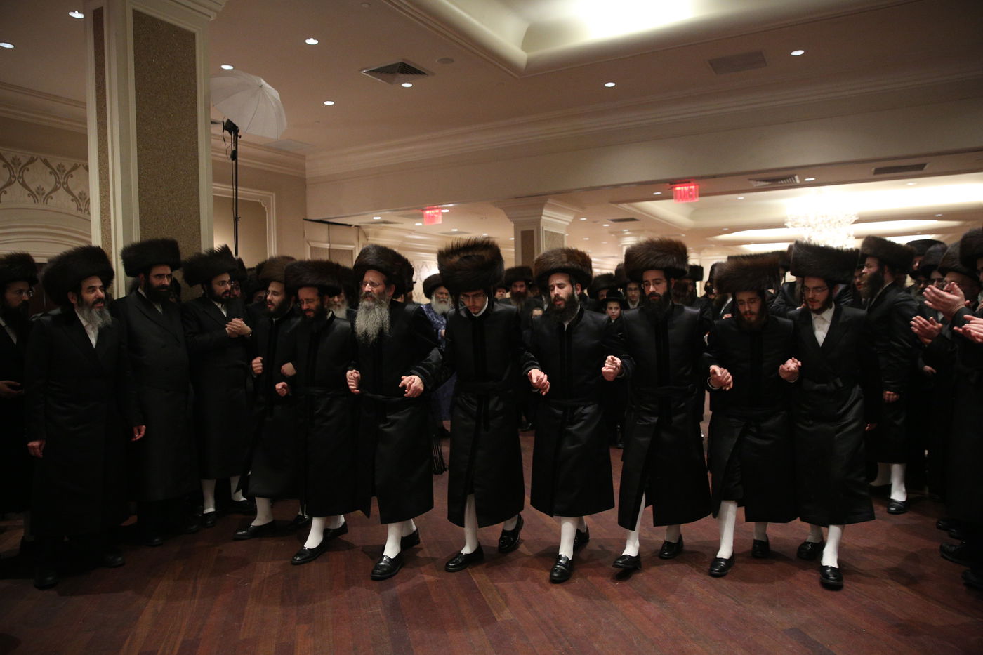 גלריה חגיגית: בת הרב התחתנה, הרבי פצח בריקוד