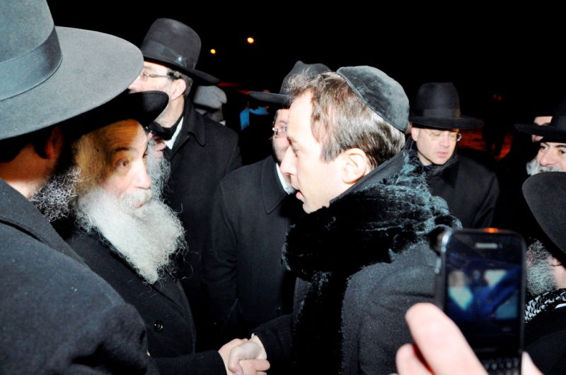 בביקור הנדיר בקבר סבו הגרב"ב ליבוביץ זצ"ל בליטא, בעת הקמת המצבה