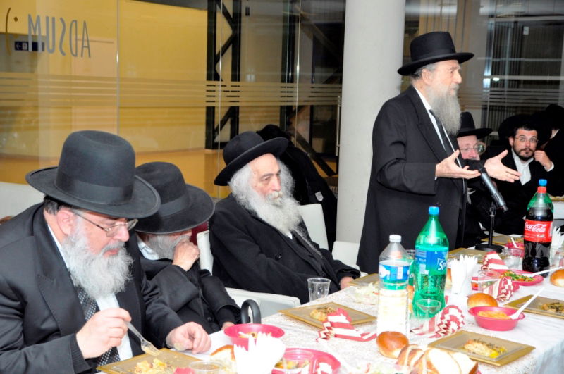 בביקור הנדיר בקבר סבו הגרב"ב ליבוביץ זצ"ל בליטא, בעת הקמת המצבה