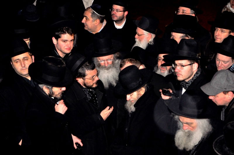 בביקור הנדיר בקבר סבו הגרב"ב ליבוביץ זצ"ל בליטא, בעת הקמת המצבה