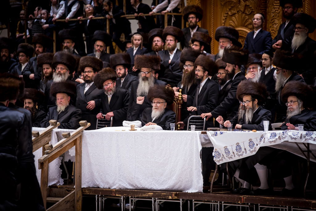 חתונת נכד הרבי מסקווירא עם נכדת הרבי מרחמסטריווקא • צפו בגלריה