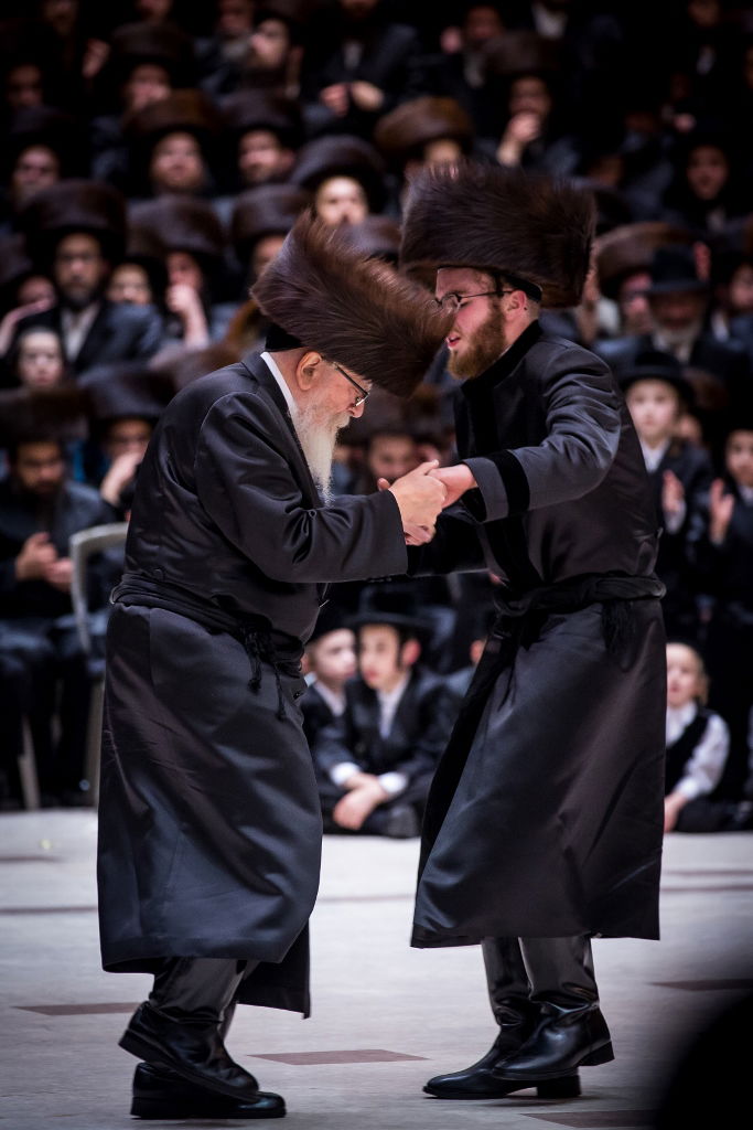 חתונת נכד הרבי מסקווירא עם נכדת הרבי מרחמסטריווקא • צפו בגלריה