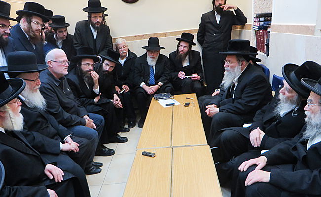 אדמו"רים, רבנים ואישי ציבור: צפו בניחום האבלים בערלוי