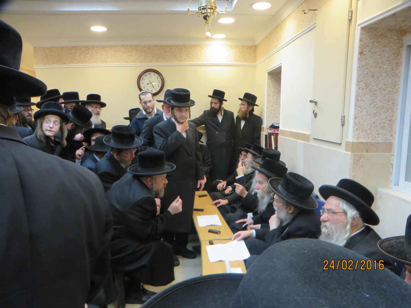 אדמו"רים, רבנים ואישי ציבור: צפו בניחום האבלים בערלוי