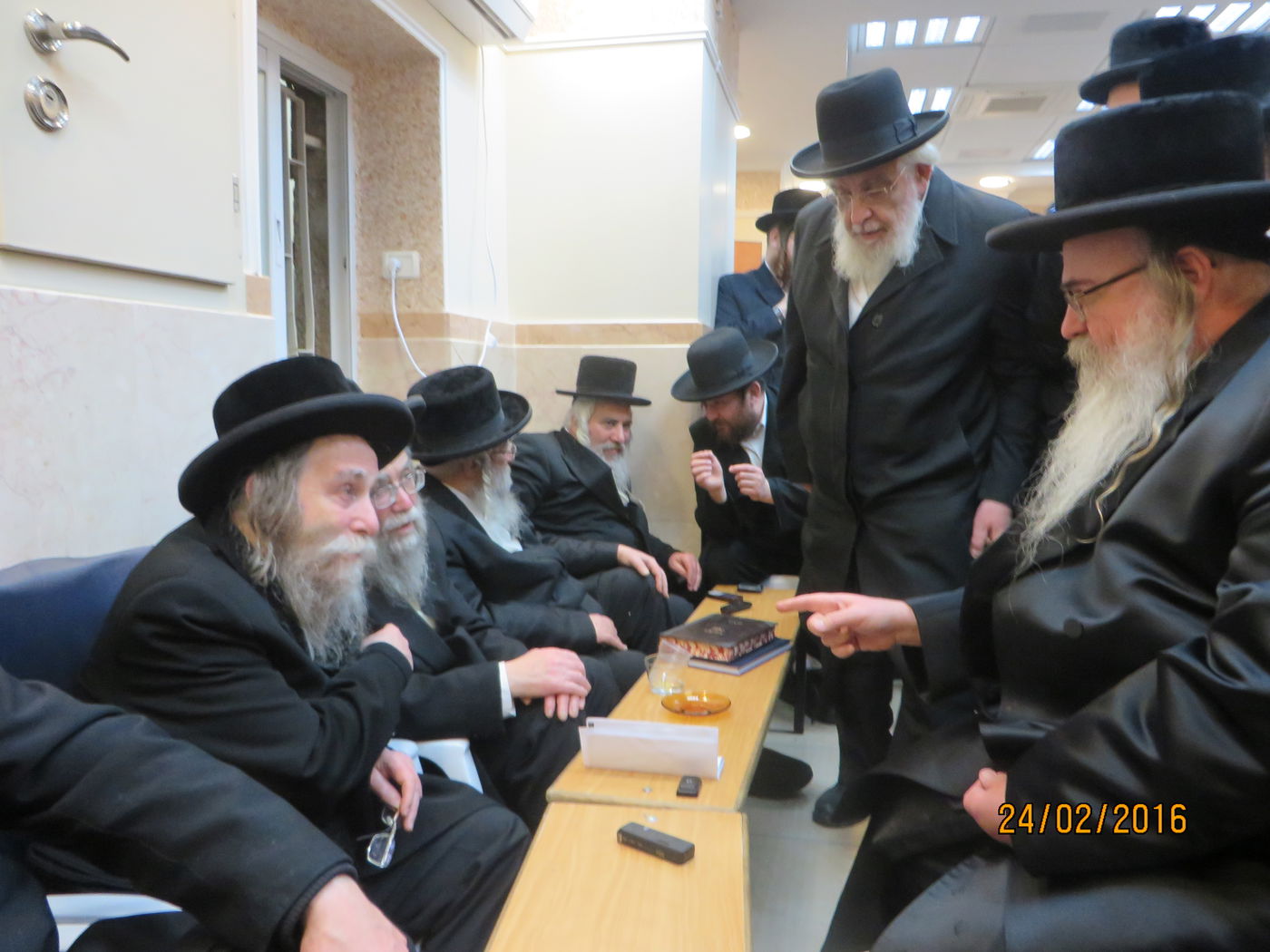 אדמו"רים, רבנים ואישי ציבור: צפו בניחום האבלים בערלוי