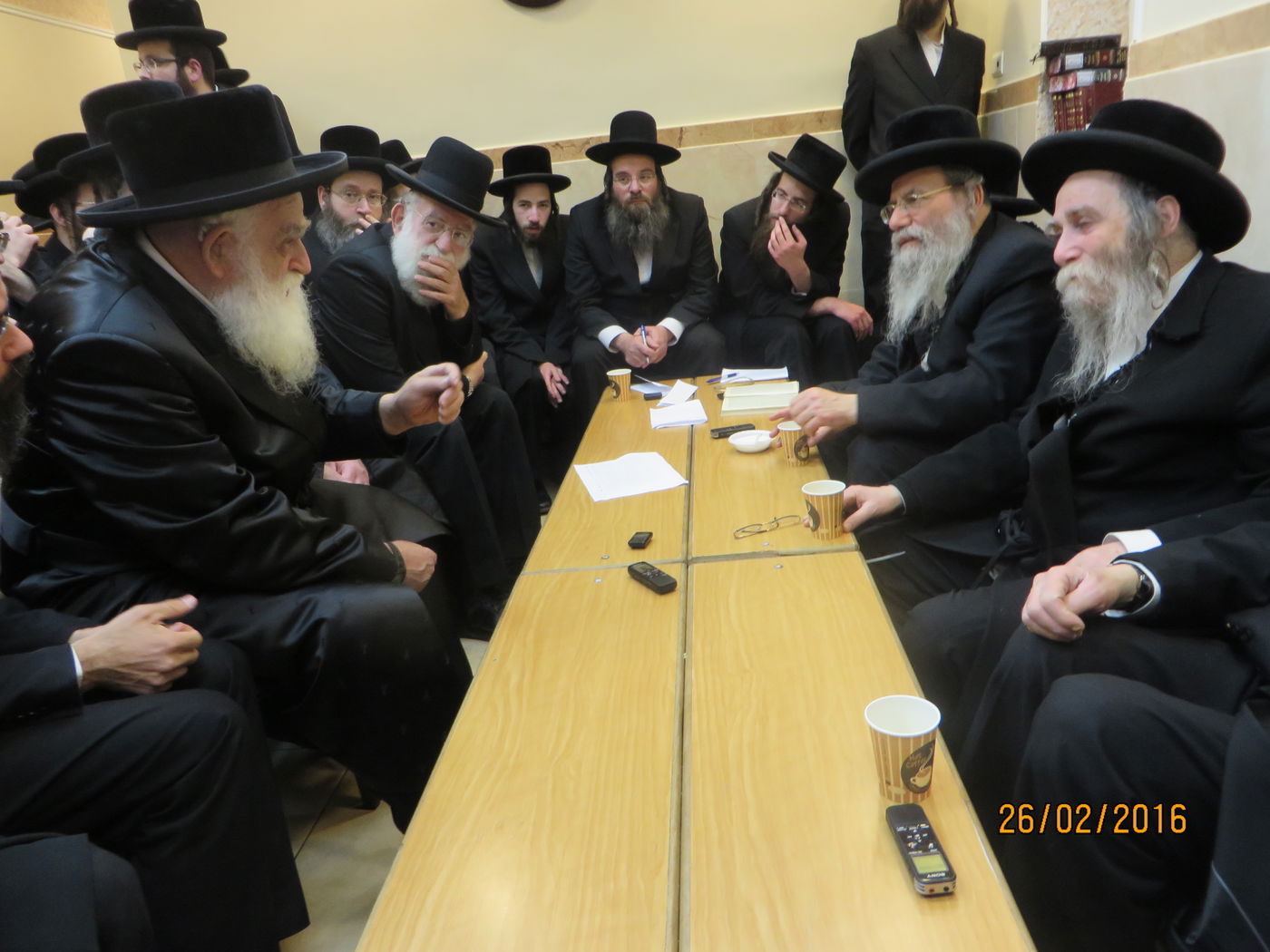 אדמו"רים, רבנים ואישי ציבור: צפו בניחום האבלים בערלוי