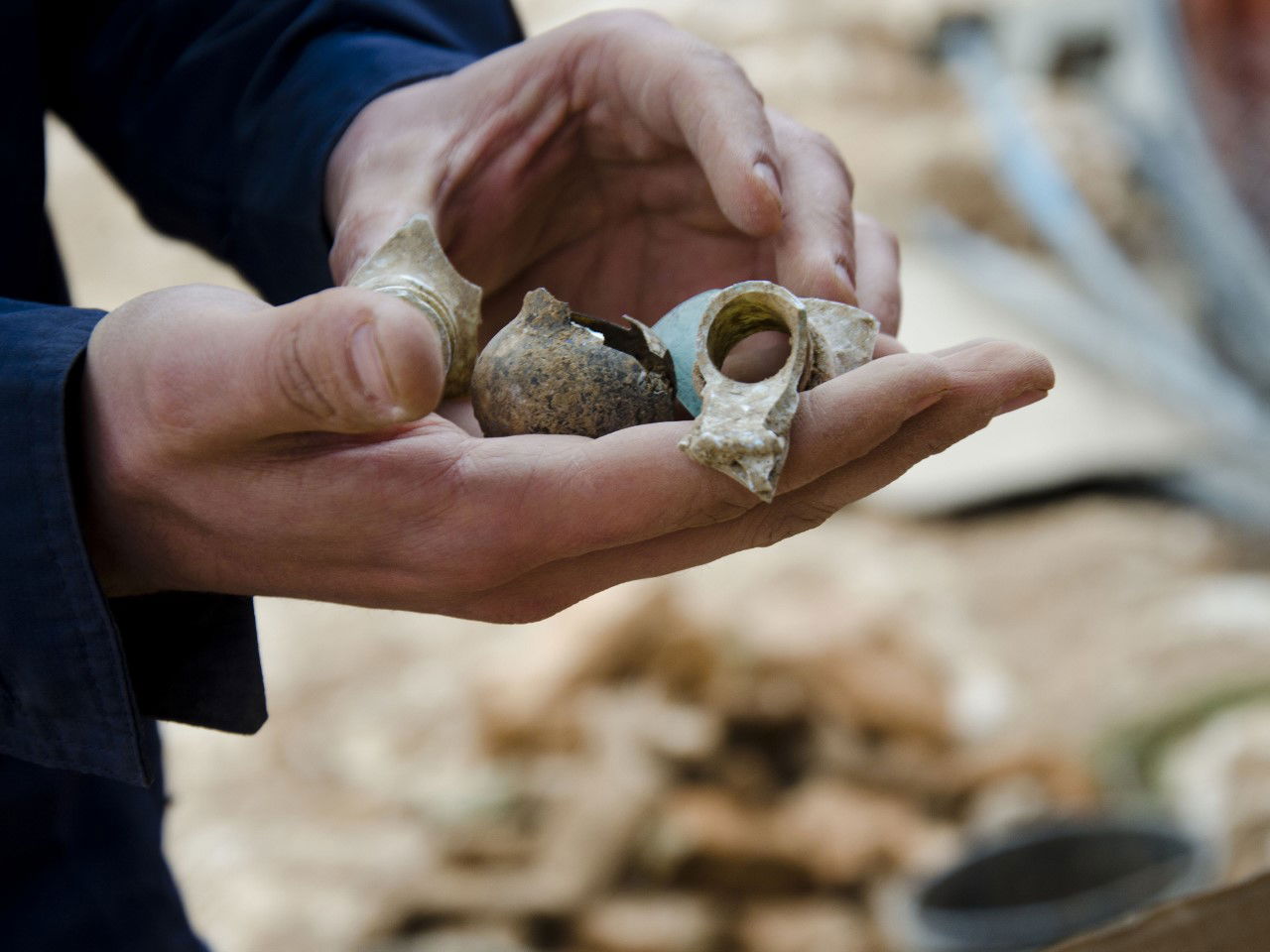 שברי כלי חרס וזכוכית עתיקים שנמצאו בתוך בור מטוייח