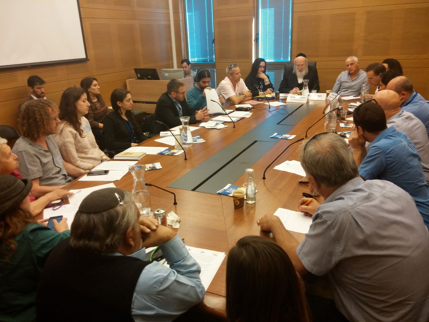 אייכלר מנהל את אחד הדיונים