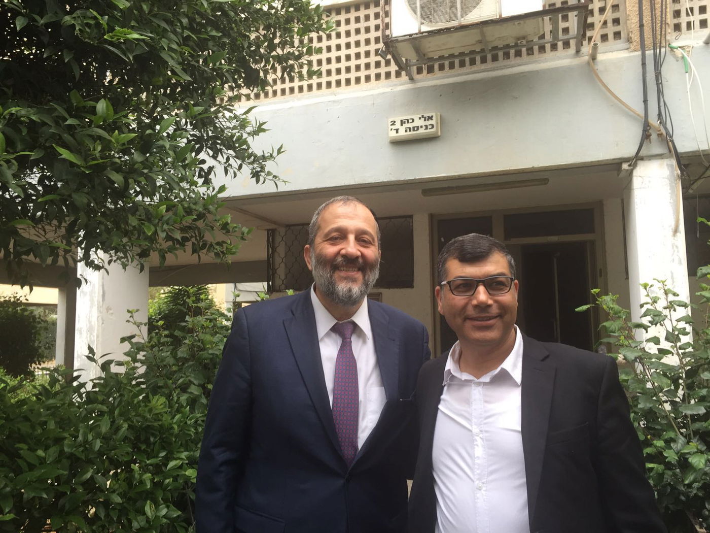 שר הפנים אריה דרעי ביקר בבית בו גדל בבת-ים