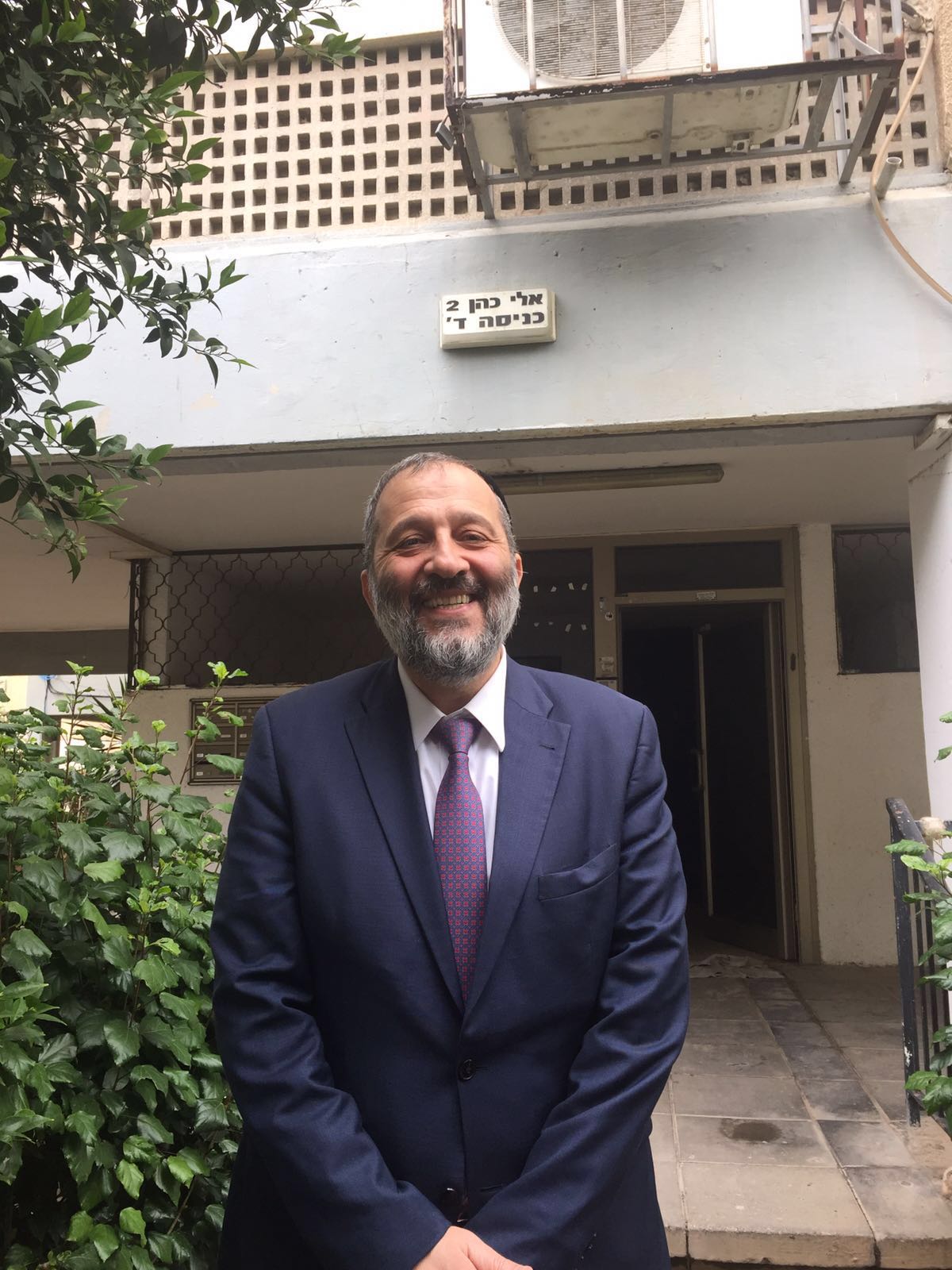 שר הפנים אריה דרעי ביקר בבית בו גדל בבת-ים