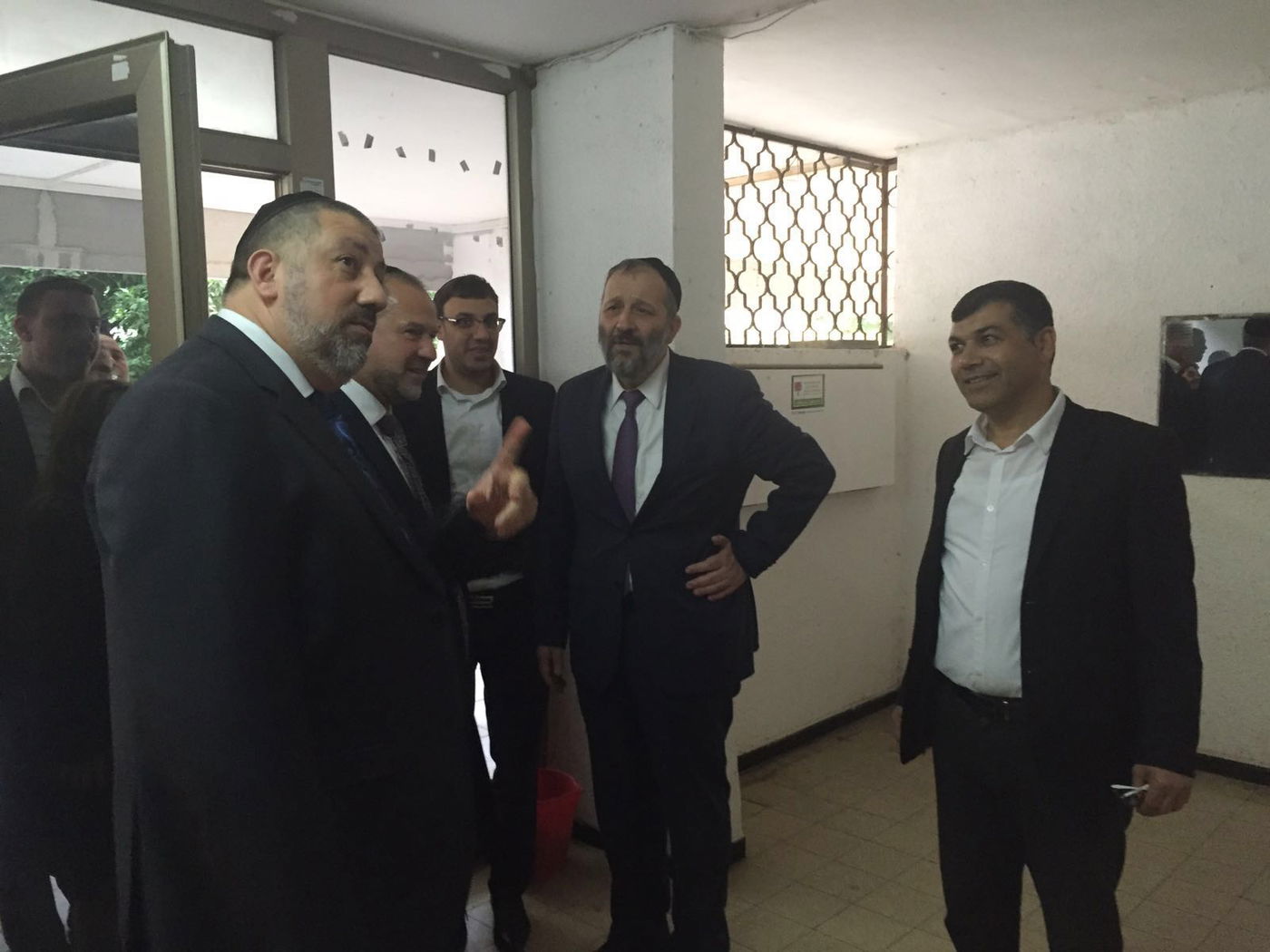 שר הפנים אריה דרעי ביקר בבית בו גדל בבת-ים