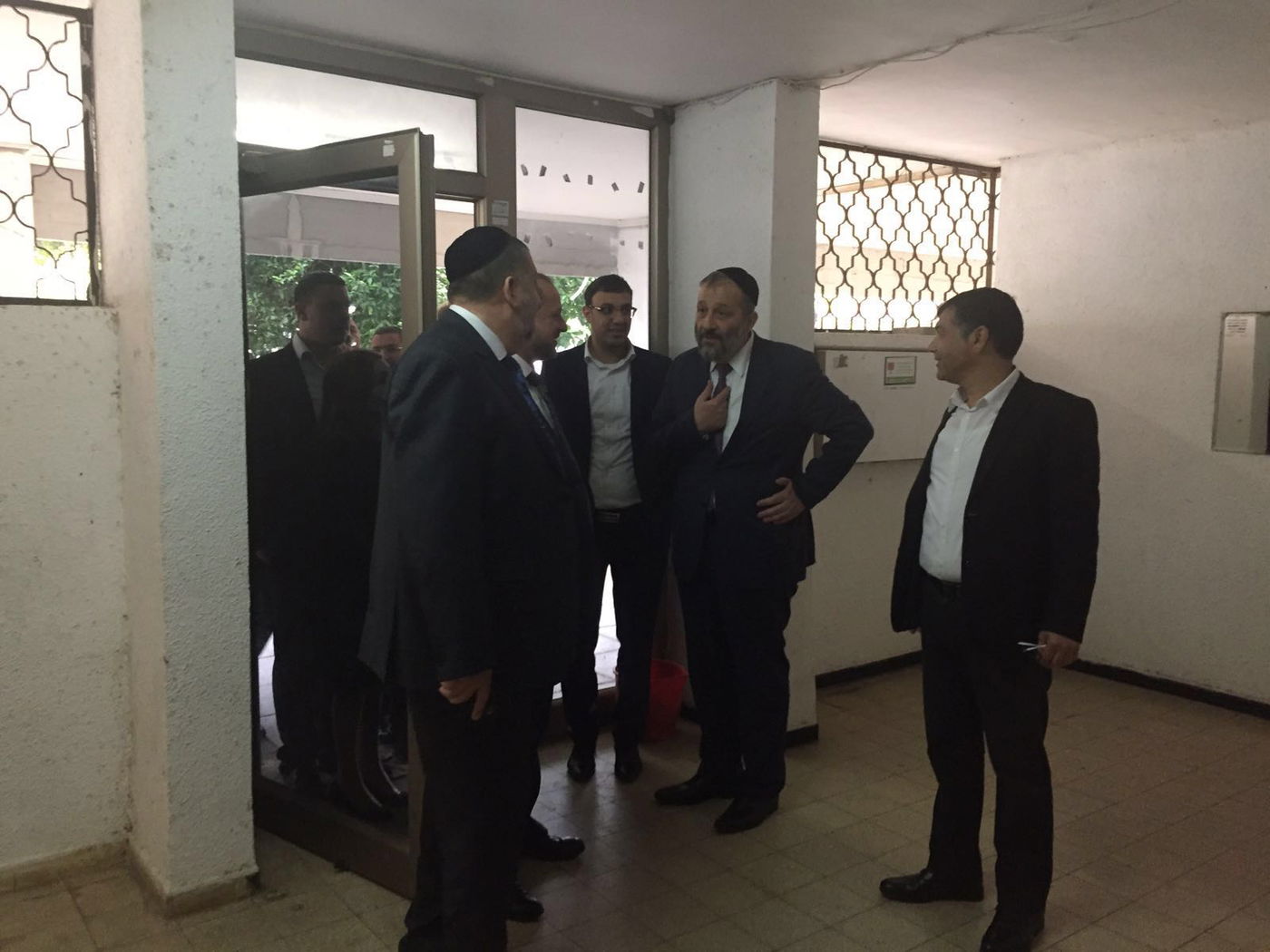 שר הפנים אריה דרעי ביקר בבית בו גדל בבת-ים