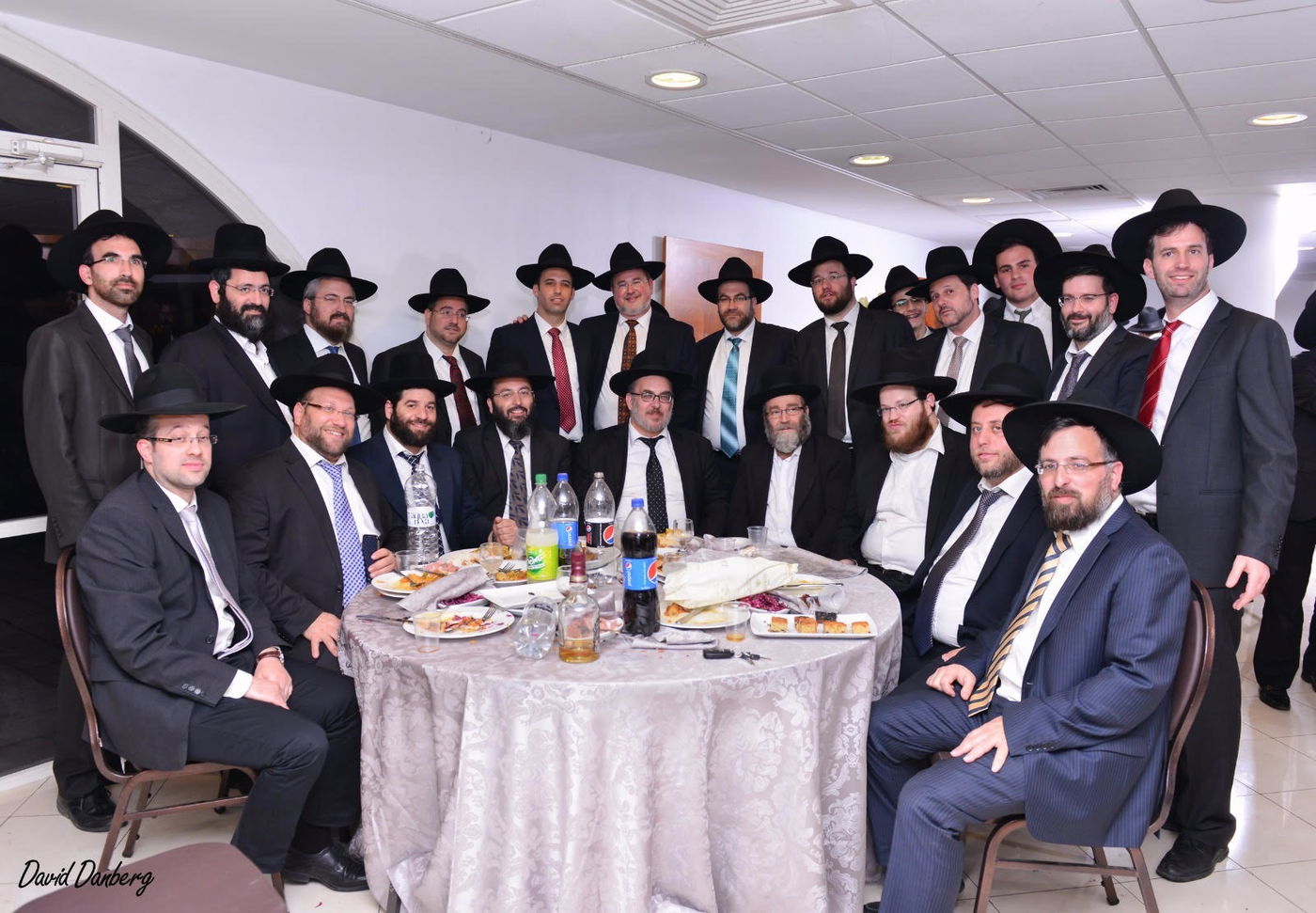 שמוליק גרינברג אירס את בתו, אבוטבול שר "ריבון העולמים" • צפו