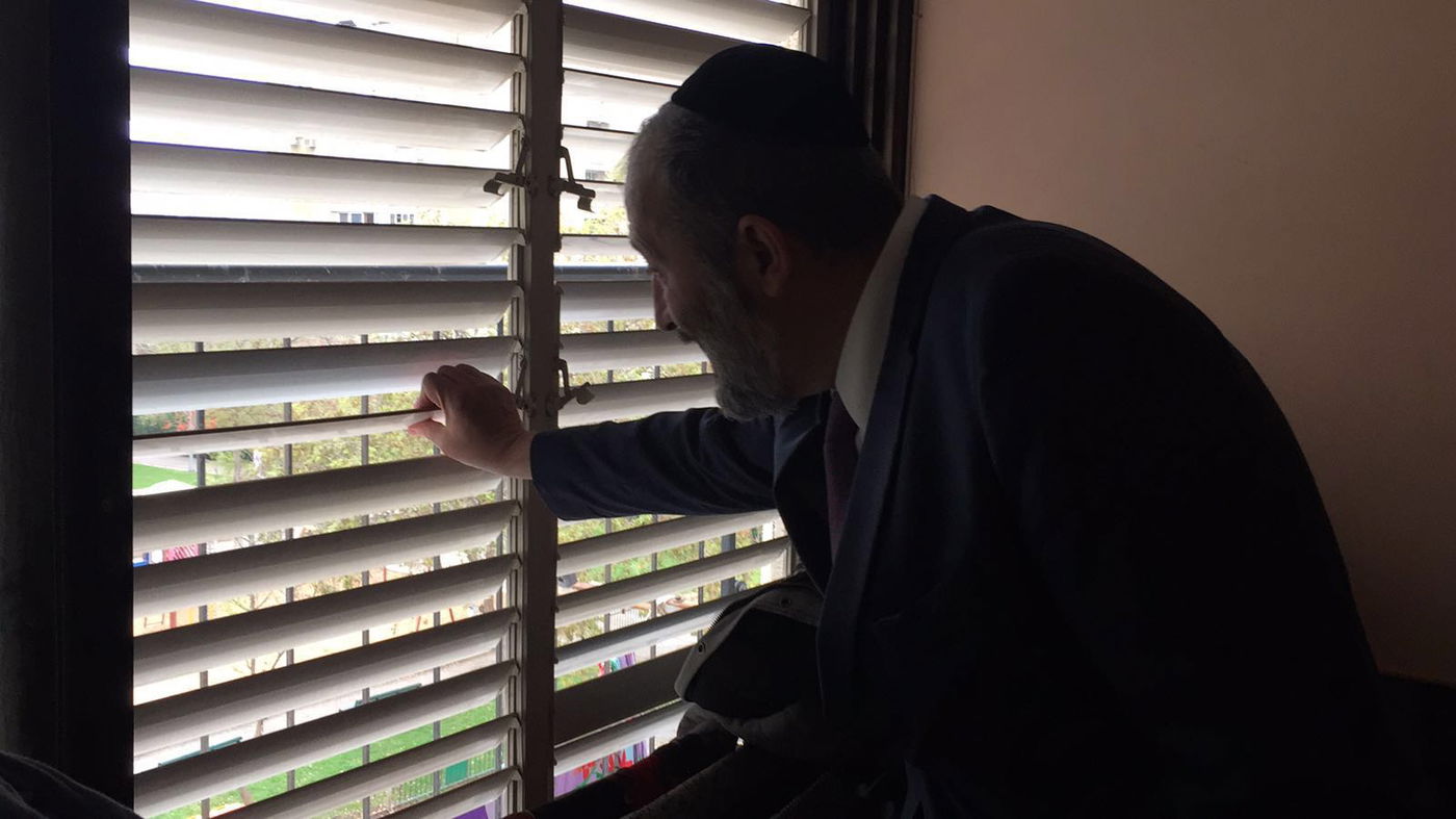 שר הפנים אריה דרעי ביקר בבית בו גדל בבת-ים