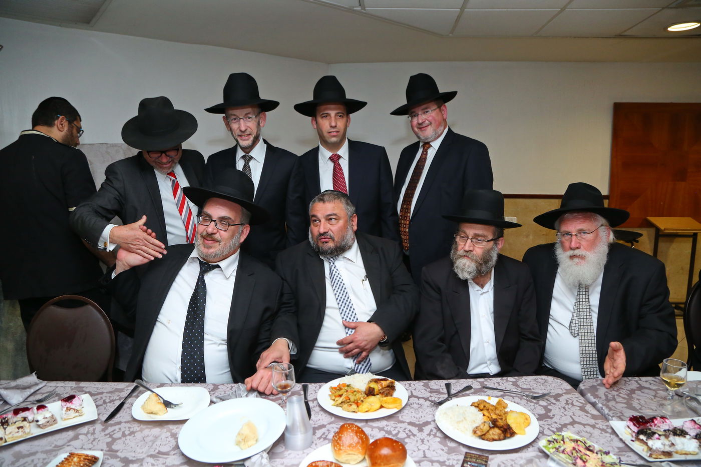 שמוליק גרינברג אירס את בתו, אבוטבול שר "ריבון העולמים" • צפו