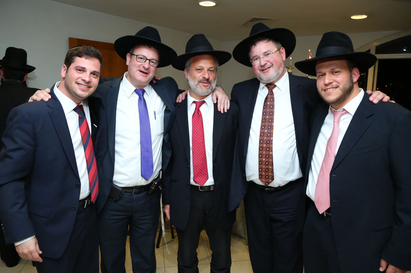 שמוליק גרינברג אירס את בתו, אבוטבול שר "ריבון העולמים" • צפו