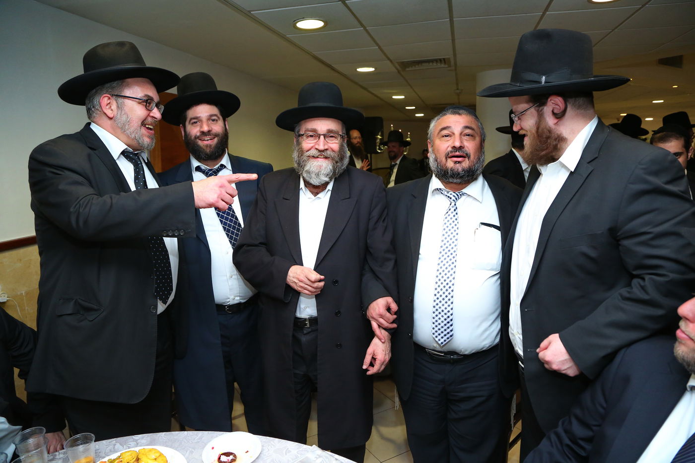 שמוליק גרינברג אירס את בתו, אבוטבול שר "ריבון העולמים" • צפו