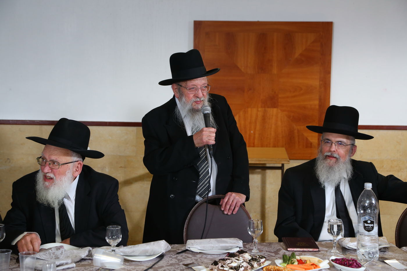 שמוליק גרינברג אירס את בתו, אבוטבול שר "ריבון העולמים" • צפו