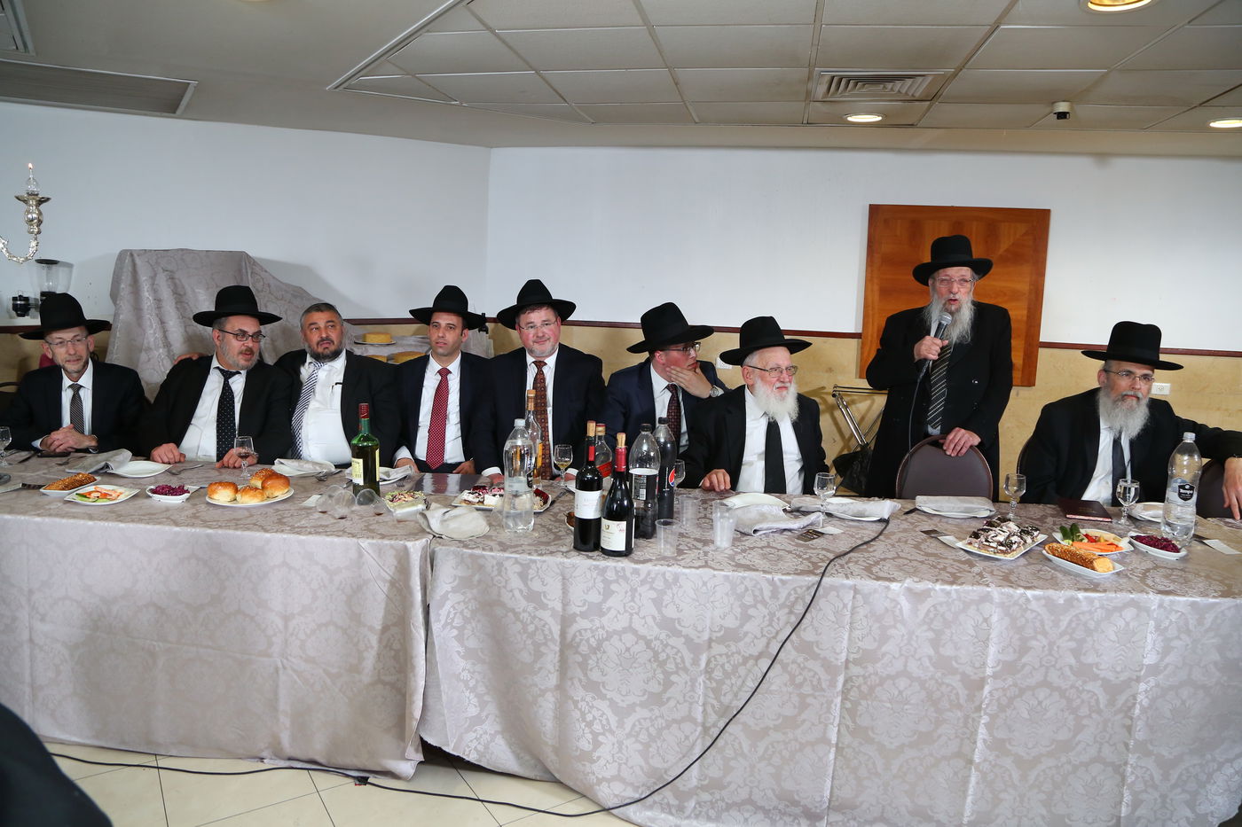 שמוליק גרינברג אירס את בתו, אבוטבול שר "ריבון העולמים" • צפו