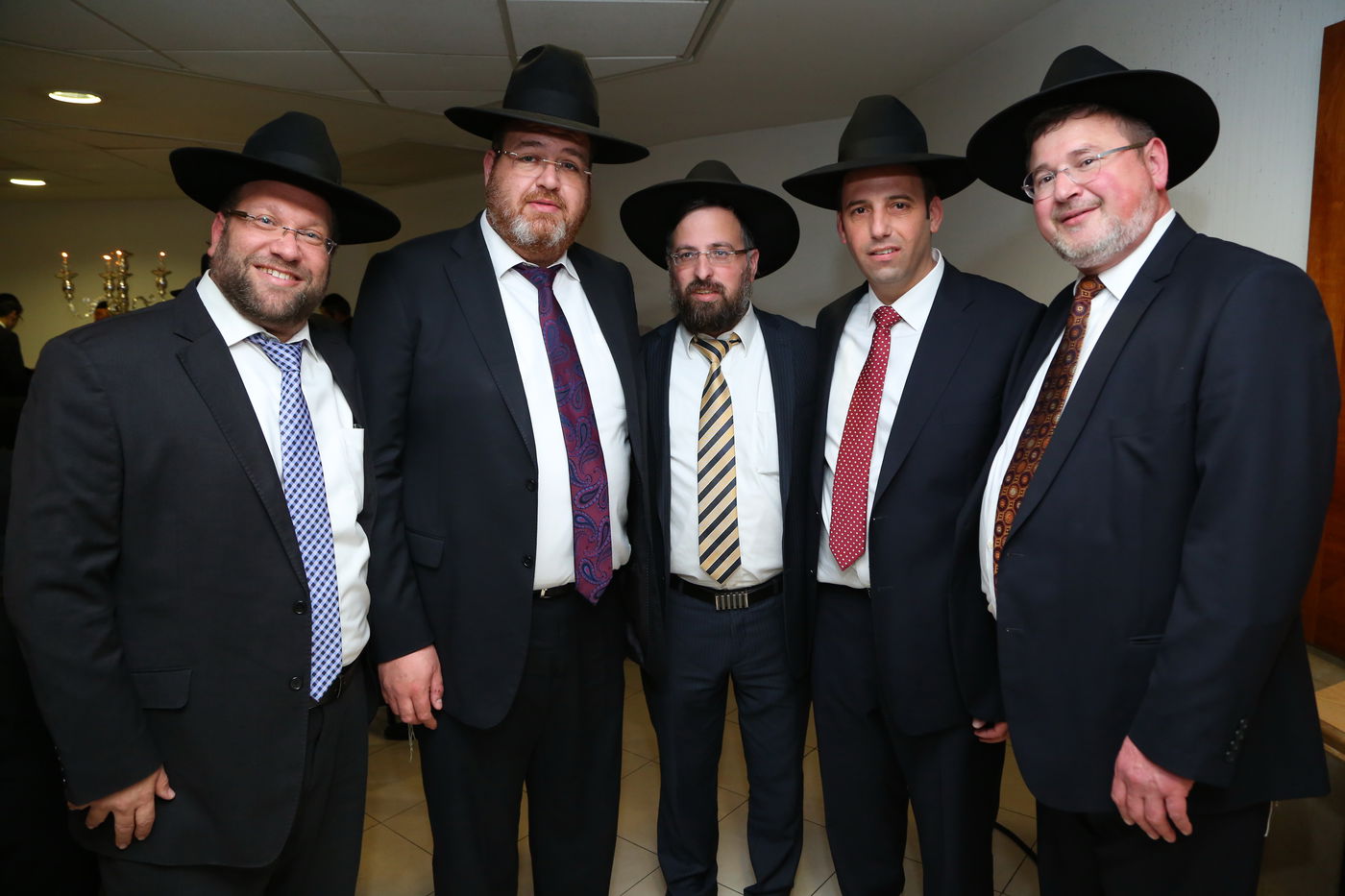 שמוליק גרינברג אירס את בתו, אבוטבול שר "ריבון העולמים" • צפו