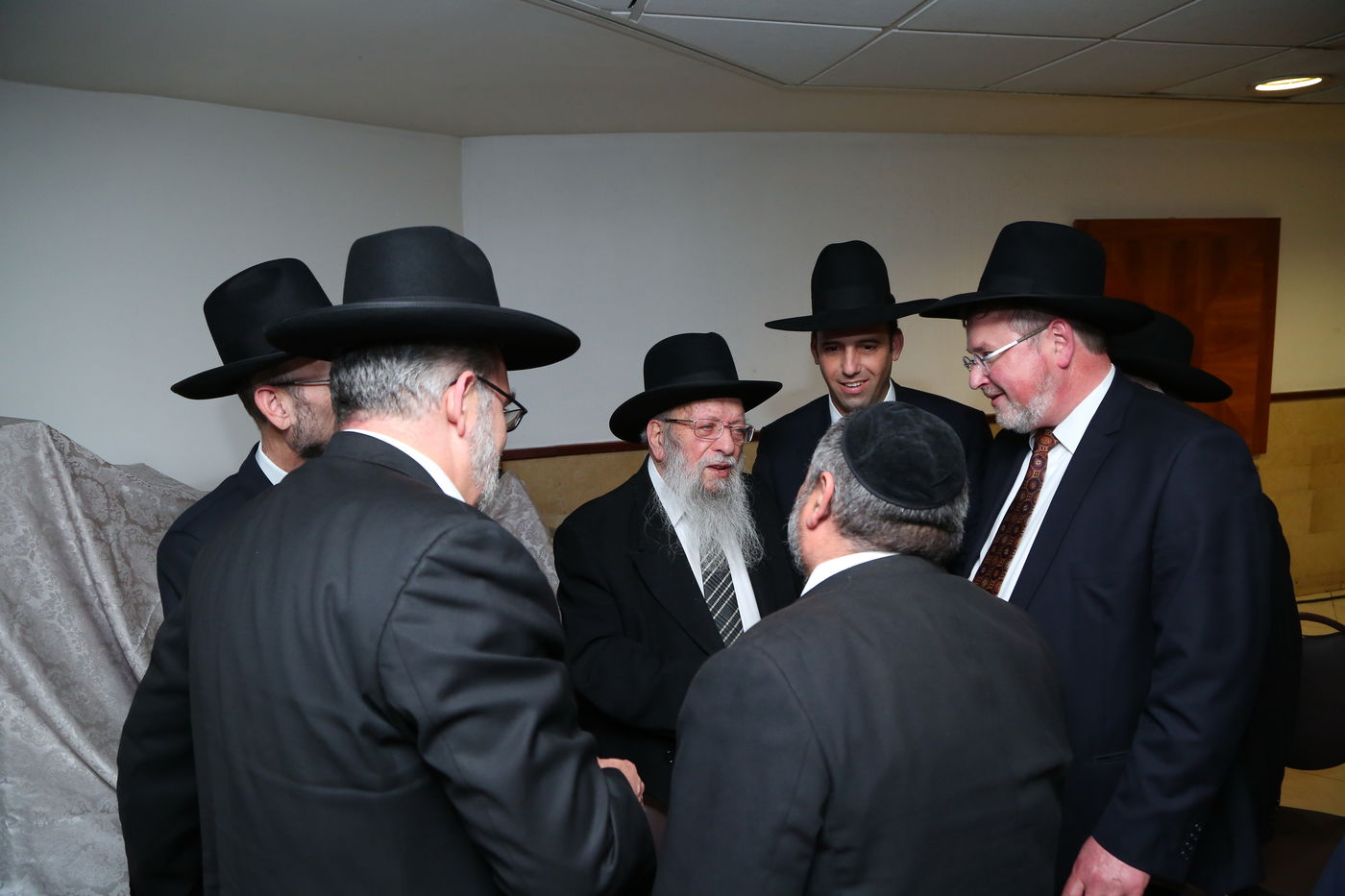 שמוליק גרינברג אירס את בתו, אבוטבול שר "ריבון העולמים" • צפו