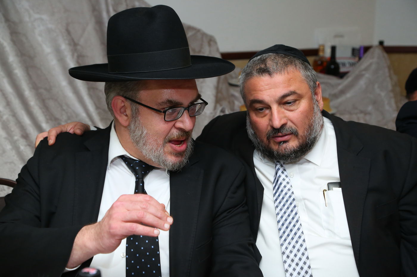 שמוליק גרינברג אירס את בתו, אבוטבול שר "ריבון העולמים" • צפו