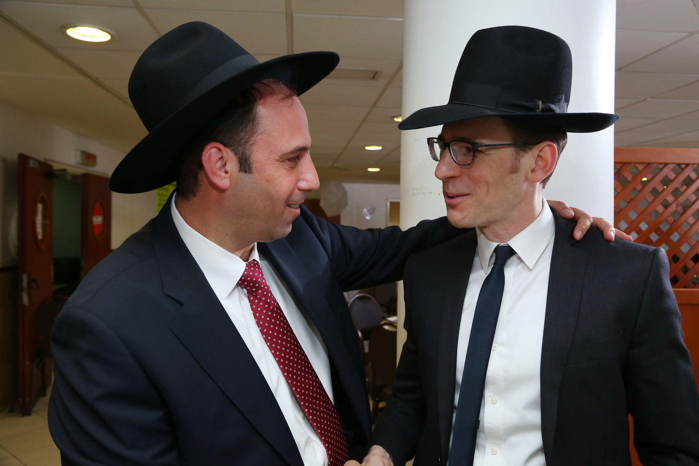 שמוליק גרינברג אירס את בתו, אבוטבול שר "ריבון העולמים" • צפו