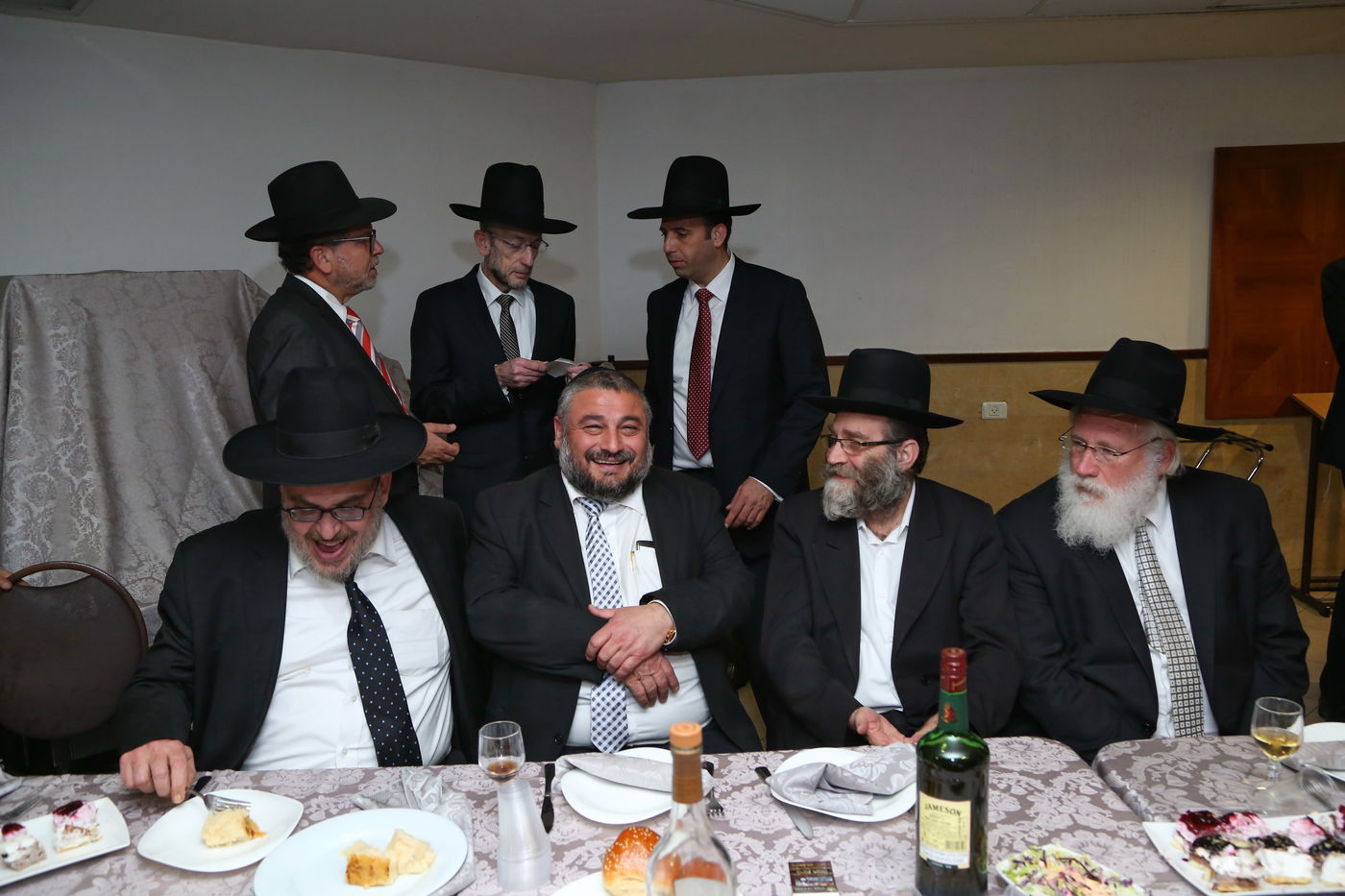 שמוליק גרינברג אירס את בתו, אבוטבול שר "ריבון העולמים" • צפו