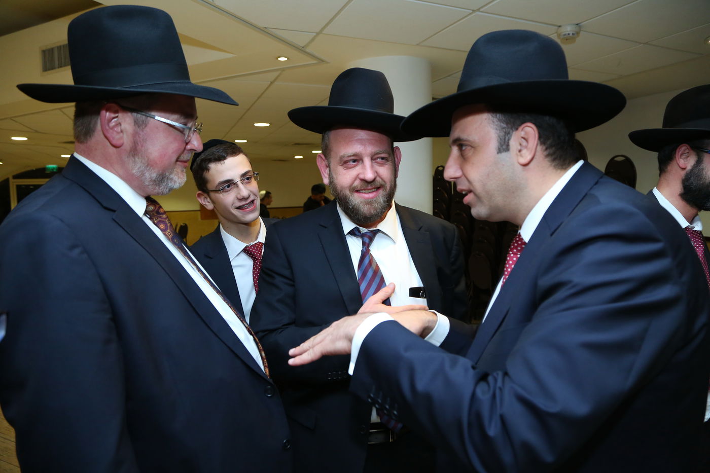 שמוליק גרינברג אירס את בתו, אבוטבול שר "ריבון העולמים" • צפו